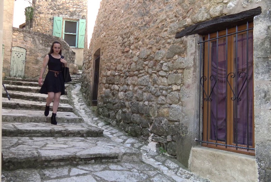Amandine, 18 ans, est séduction en main par