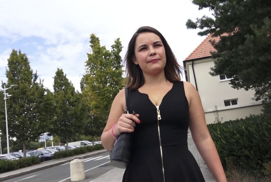 Bruna, 22 ans. se remet à niveau !(vidéo