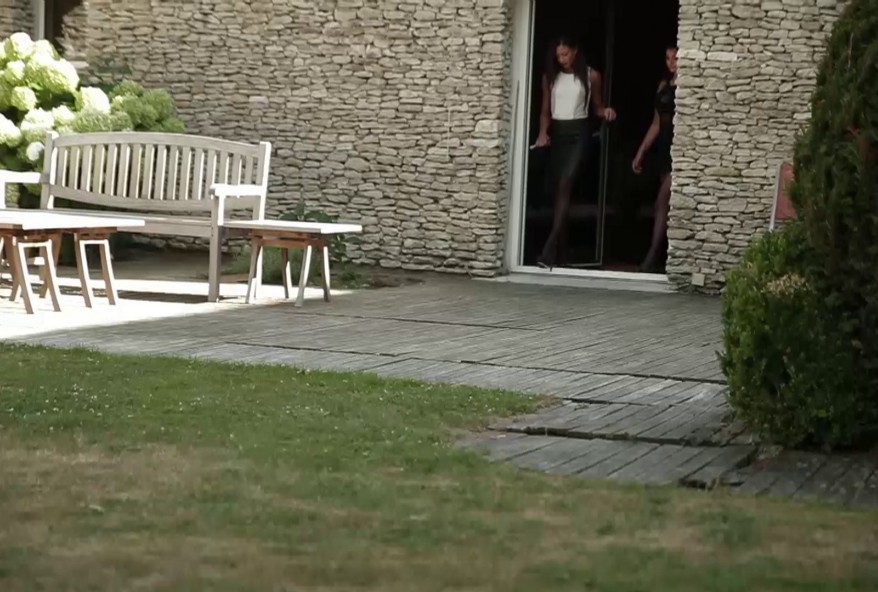 Cassie avance Un minet agenouillé à Anna