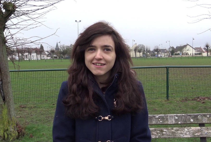 Elena, 21 ans : souriante, sexe de nymphe