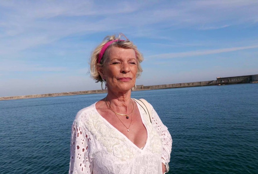 Eva, 70 ans, se tape une paire de