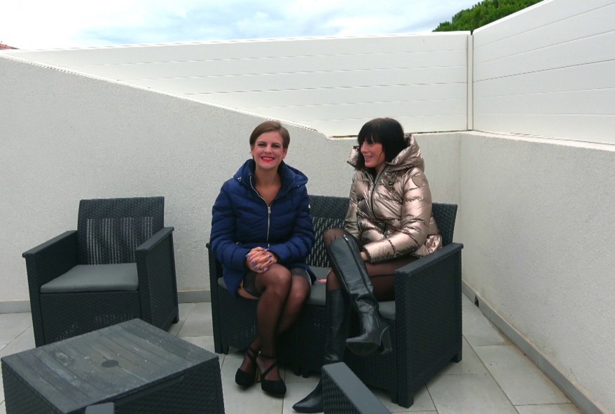 Marie vient prêter paluche intensive à Alyson envers