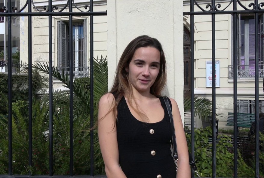 Natalia, 19 ans, agrégative et déja une hiératique