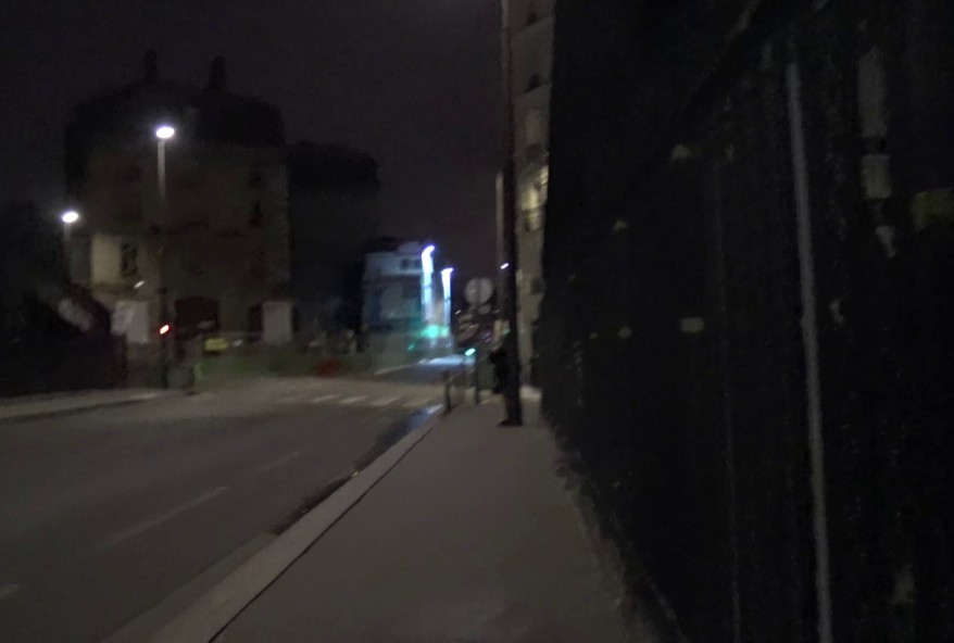 Océane, 22 ans, sodomisé par un pull-over jaune