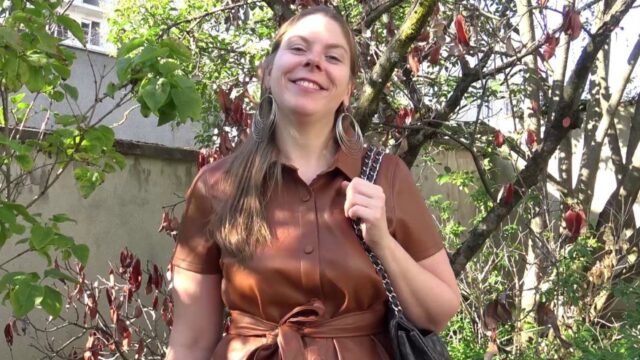 On donne un fois de paluche a Alice