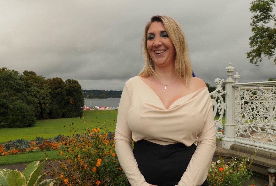 On encule Britanny et clémence chez la limo