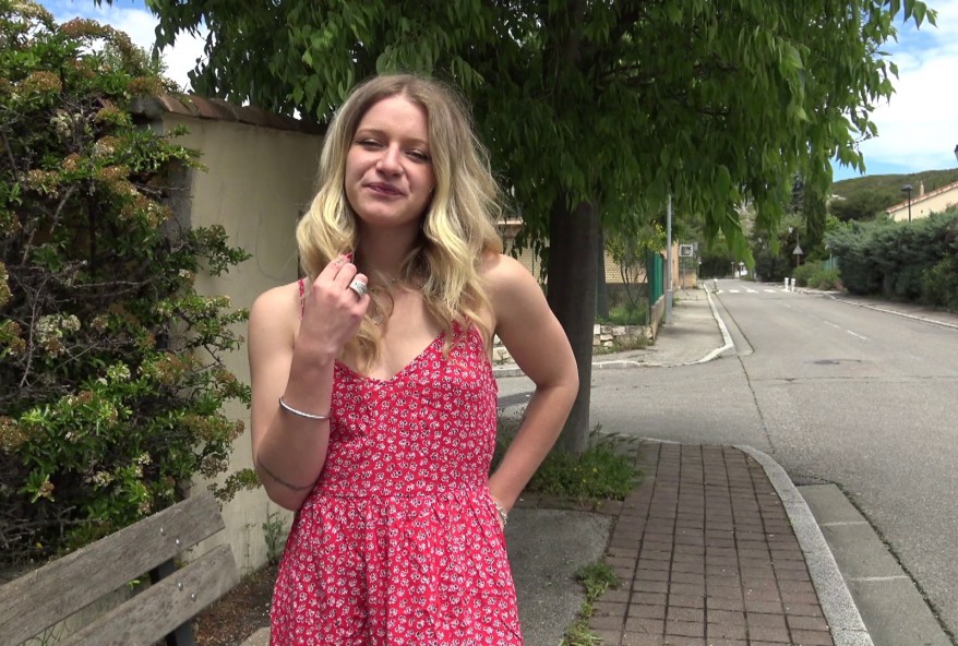 Sally, 18 ans, avait une sexualité classique. ca