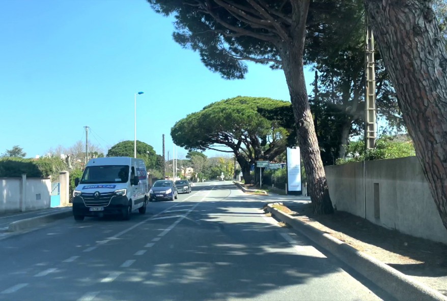 Sarah, 21 ans, profite d’une port à Saint-Tropez