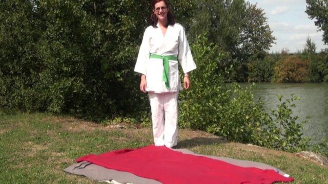Une leçon de jiu-jitsu salope bruissement Flora, 34